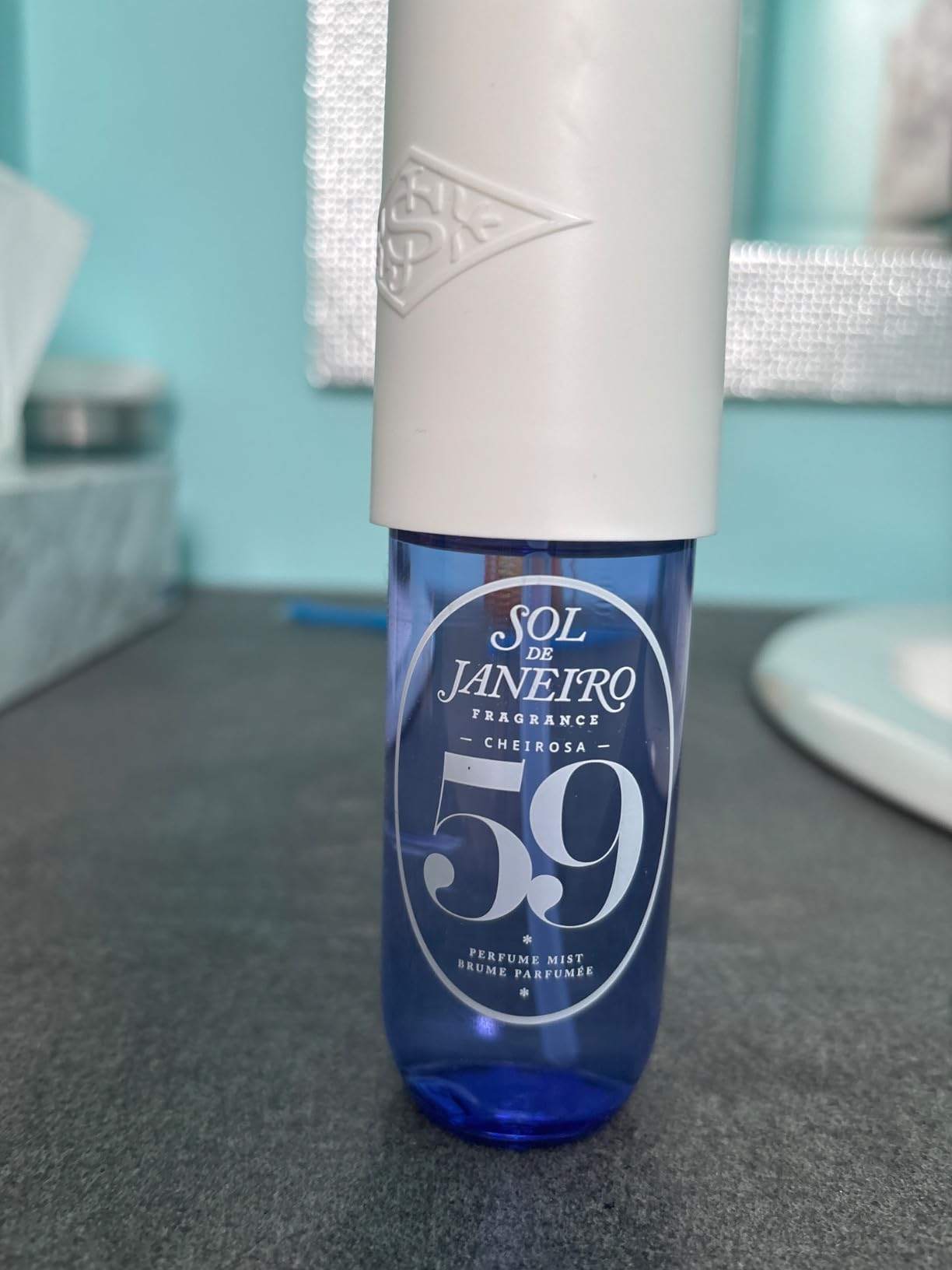 Je suis très satisfaite du service et de la livraison mais très déçue de mon parfum qui n’a pas l’odeur habituelle 🙁 ne sent pas la même chose!?!?